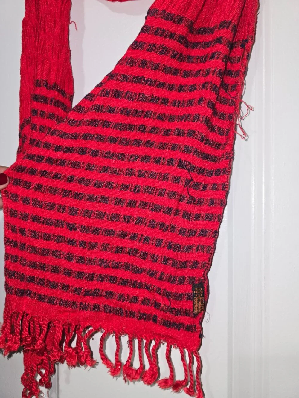 Aarong Women's Red Black Striped Women’s Scarf W Scrunched Texture And Fringes - Picture 3 of 5